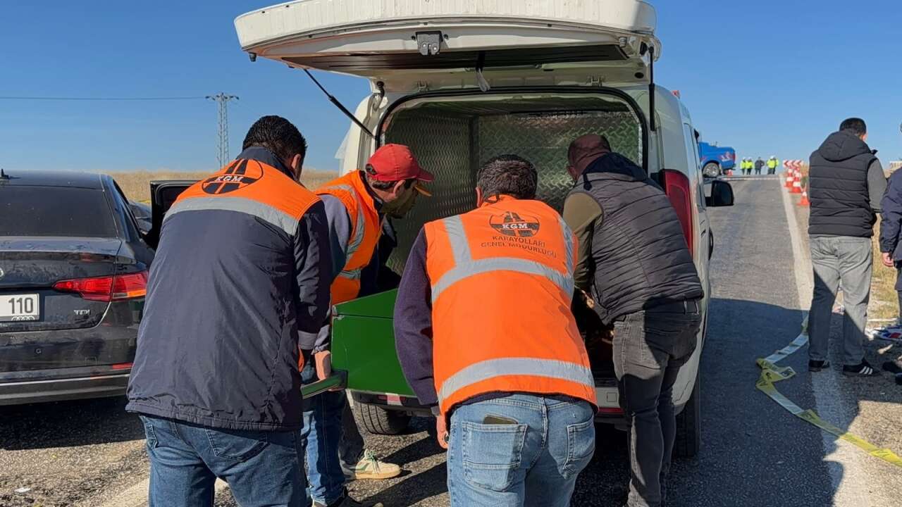 Konya plakalı otomobil hurdaya döndü! 4 kişinin cansız bedeni güçlükle çıkarıldı 4